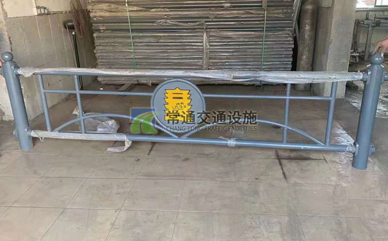 圓廣告板大圓管灰色城市鋅鋼交通護(hù)